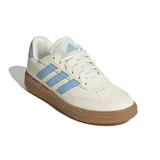 Championes Adidas modelo Courtblock, de diseño urbano en color blanco con las icónicas tres tiras laterales en celeste y suela de goma color caramelo.