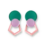 Par de aros colgantes con forma geométrica, con un círculo verde, un círculo lila y un romboide rosa.