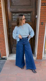 Jean de corte wide leg en azul oscuro, con tiro alto y diseño amplio en las piernas.