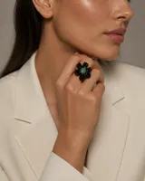 Anillo con diseño floral, elaborado en cuerno negro con un centro de ópalo andino en tono verde.