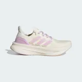Championes de running Adidas Ultraboost 5, color blanco crema con detalles en lila. Presentan tecnología Light Boost en la mediasuela para mayor retorno de energía, exterior textil con ajuste tipo media y suela de caucho.