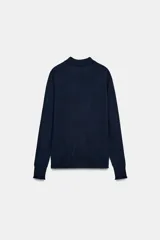 Jersey polo de punto fino color verde lima, confeccionado con lana. Presenta cuello polo, manga larga y botones delanteros.