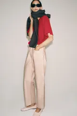 Jeans de tiro medio de Zara Woman Collection, con diseño de rayas verticales en tonos rosados y blancos. Presenta corte de pierna recta y relajada, largo al tobillo, cintura con trabillas, cinco bolsillos y cierre frontal con cremallera y botón metálico.