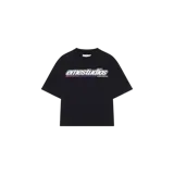 Remera oversize negra de manga corta, con cuello redondo y estampa frontal con el logotipo de la marca en blanco y líneas de colores en la parte inferior.