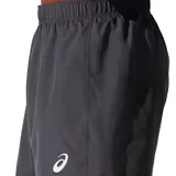 Short deportivo Asics de hombre, color negro, con logo reflectivo y cintura elástica con cordón ajustable. Incluye calzoncillo interior, bolsillo interno y aberturas laterales.