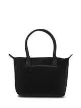 Cartera de hombro tipo tote bag de poliéster engomado color negro, con compartimiento principal con cierre de cremallera, bolsillo interior y bolsillo trasero. Incluye asas de hombro y un llavero decorativo en tono claro con nudo.