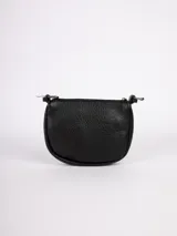 Cartera bandolera color crema de símil cuero, con apliques frontales de tachas redondas de colores y estrellas plateadas. Tiene correa regulable con hebillas y cierre superior con cremallera.