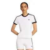 Remera Adidas de manga corta, color blanco con detalles negros en el cuello, los bordes de las mangas y las tres tiras características en los hombros. Incluye el logo del trifolio bordado en el pecho.