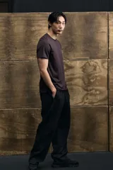 Remera deportiva de malla funcional en color marrón oscuro, con cuello redondo y mangas cortas. Diseñada con tecnología DryMove para absorber el sudor y ofrecer mayor comodidad durante el ejercicio.