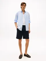 Camisa celeste de manga larga con logo de Tommy Hilfiger bordado en el pecho.