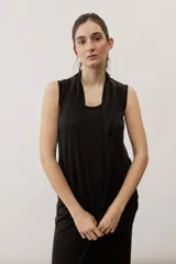 Vestido midi negro sin mangas, con cuello drapeado y diseño holgado.