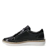 Zapatos casuales de mujer color negro, con diseño tipo slip-on. Presentan una combinación de cuero liso y texturizado con detalles en charol, y una suela con borde de yute trenzado que le otorga un estilo artesanal.