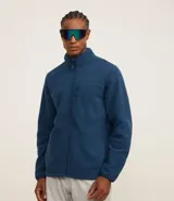 Campera deportiva de fleece color azul para hombre, con cuello alto y cierre frontal por cremallera. Cuenta con un bolsillo con cierre en el pecho y bolsillos laterales.
