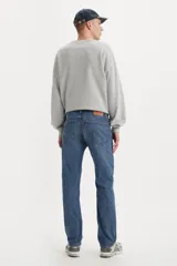 Jeans de corte regular fit en color azul medio, con diseño clásico de cinco bolsillos y cierre frontal con botón y cremallera.