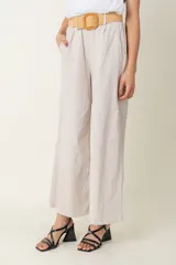 Pantalón de algodón con spandex, de corte ancho y tiro alto, con cintura elastizada, bolsillos laterales y cinto rústico incluido.