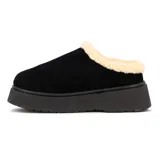 Pantuflas negras de gamuza con interior de corderito beige, diseño tipo zueco con plataforma negra y logo de la marca bordado en el lateral.