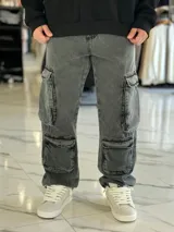 Pantalón de jean estilo cargo, color azul, de corte ancho y holgado, con múltiples bolsillos laterales en muslos y pantorrillas.