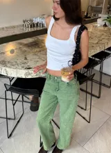 Pantalón jean verde de corte recto y tiro medio, con bolsillos delanteros y traseros.