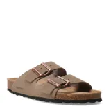Sandalias tipo Birkenstock marca Freeway, color arena, con doble tira ajustable con hebillas metálicas en tono cobre. Presentan plantilla anatómica de corcho y suela de goma antideslizante.