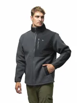 Campera de polar gris con cuello alto y cierre frontal. Presenta paneles de nylon negro en el pecho, hombros y codos, con un bolsillo vertical con cierre en el pecho y dos bolsillos laterales.