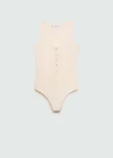 Body de tejido de punto en color beige, con cuello en pico y tirantes anchos. Presenta una hilera de botones decorativos en el frente y un diseño entallado al cuerpo.