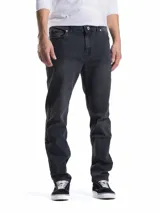 Jean de corte regular fit con diseño de cinco bolsillos, cierre frontal con botón y cremallera, en color negro con efecto lavado.