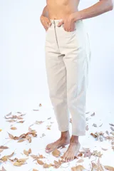 Pantalón baggy color beige con bolsillos laterales y traseros.