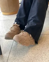 Championes de mujer color beige con plataforma. Se recomienda comprar un talle más del habitual.
