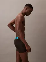 Pack de tres boxers largos Calvin Klein negros con cintura elástica con logo en azul.