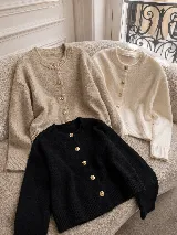 Cardigan de punto con cuello redondo y cierre frontal de botones dorados con relieve.