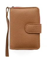 Billetera de cuero color marrón cognac, de formato doble y compacto, con cierre perimetral, tira de muñeca y solapa con broche.