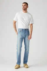 Pantalón de jean de hombre, corte recto, color celeste claro, con bolsillos delanteros y traseros.