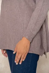 Buzo de corte relajado y cuello redondo, con detalles de costura vertical en la parte inferior y puños acanalados en las mangas.