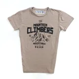Remera color beige con estampa frontal de montañas y texto en negro 'The Mountain Climbers 1982 Adventures Climb Together Duxon'.
