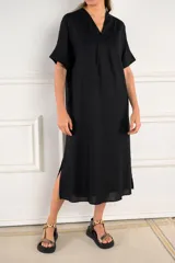 Túnica midi de color negro, con escote en V, mangas cortas y corte holgado. Confeccionada en una mezcla de viscosa y lino, ofrece una caída ligera y cómoda.
