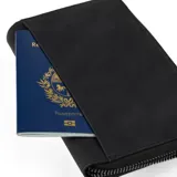 Portapasaporte de cuero genuino con acabado texturizado y cierre perimetral. Cuenta con tecnología de protección anticlonación, capacidad para dos pasaportes, seis tarjetas, efectivo y documentos de viaje.