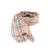 Pashmina de tejido suave con diseño de cuadros escoceses en tonos rosados, beige y gris, con terminación de flecos en los extremos.