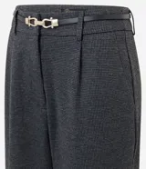 Pantalón de corte recto confeccionado en punto roma con estampado de cuadros. Presenta cintura estructurada con pliegues delanteros, trabillas para cinturón y cierre frontal. Incluye un cinturón fino con hebilla metálica.
