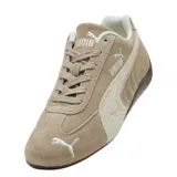 Championes Puma modelo Speedcat Elevated, confeccionados en gamuza color beige con detalles en tono más claro. Presentan el logo de la marca en el lateral y en la puntera, con suela de goma marrón de perfil bajo inspirada en el automovilismo.