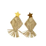 Par de aros colgantes con forma de rombo hechos de rafia natural, con flecos en la parte inferior y estrella dorada en la parte superior.