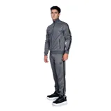 Conjunto deportivo Umbro de campera y pantalón en color gris. La campera es de cuello alto, con cierre frontal completo y bolsillos laterales con cierre. El pantalón cuenta con cintura elástica y bolsillos laterales. Ambos presentan detalles de franjas negras en los costados y el logo de la marca bordado.
