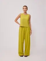 Pantalon de corte amplio y tiro alto con cintura elastizada, confeccionado en una mezcla de algodón y lino.