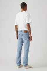 Jeans Levi's 511 Slim Fit color celeste claro, de corte ajustado y diseño clásico de cinco bolsillos.