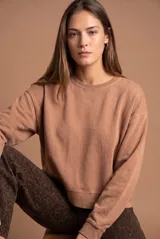 Sweater de algodón peinado color tostado, de corte oversize, cuello redondo y mangas largas.