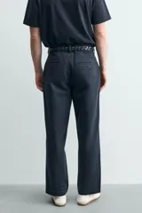 Pantalón chino de corte recto confeccionado en algodón, con bolsillos frontales, bolsillo cerillero y bolsillos traseros con botón.