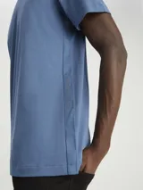 Remera celeste de algodón con cuello redondo y mangas cortas. Cinta con logo Calvin Klein en espiguilla en los laterales.