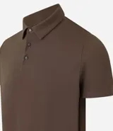 Camisa polo masculina de manga corta, confeccionada en tejido técnico de poliamida con elastano. Presenta cuello inglés con tapeta de tres botones, ofreciendo propiedades de secado rápido, elasticidad y confort térmico.