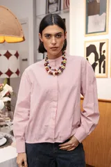 Collar corto compuesto por cuentas de cristal checo en tonos bordó, crema y azul, con diseño de formas geométricas y esféricas.