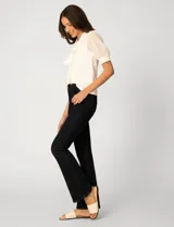 Blusa de color blanco con escote en V y detalle de lazo frontal. Presenta mangas cortas de gasa con terminación en puño.