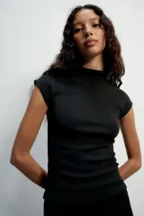 Camiseta de corte slim fit, color negro, con cuello subido y manga corta.